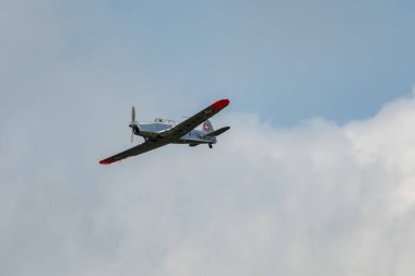 Speck-Fehraltorf, Zürih, İsviçre, 1 Temmuz 2023 HB-RAM Pilatus P-2 tarihi pervane uçağı bir hava gösterisi sırasında