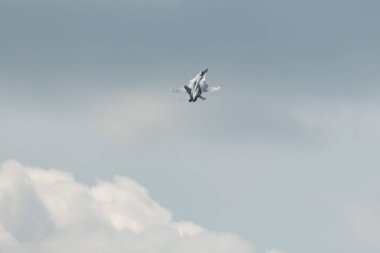 Speck-Fehraltorf, Zürih, İsviçre, 1 Temmuz 2023 McDonnell Douglas F / A-18 İsviçre askeri avcı uçağı küçük bir havaalanı üzerindeki bir hava gösterisi sırasında gösteri yapıyor.