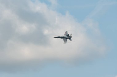 Speck-Fehraltorf, Zürih, İsviçre, 1 Temmuz 2023 McDonnell Douglas F / A-18 İsviçre askeri avcı uçağı küçük bir havaalanı üzerindeki bir hava gösterisi sırasında gösteri yapıyor.