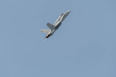 Speck-Fehraltorf, Zürih, İsviçre, 1 Temmuz 2023 McDonnell Douglas F / A-18 İsviçre askeri avcı uçağı küçük bir havaalanı üzerindeki bir hava gösterisi sırasında gösteri yapıyor.