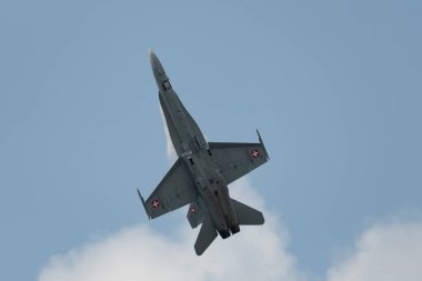 Speck-Fehraltorf, Zürih, İsviçre, 1 Temmuz 2023 McDonnell Douglas F / A-18 İsviçre askeri avcı uçağı küçük bir havaalanı üzerindeki bir hava gösterisi sırasında gösteri yapıyor.