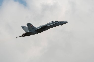 Speck-Fehraltorf, Zürih, İsviçre, 1 Temmuz 2023 McDonnell Douglas F / A-18 İsviçre askeri avcı uçağı küçük bir havaalanı üzerindeki bir hava gösterisi sırasında gösteri yapıyor.