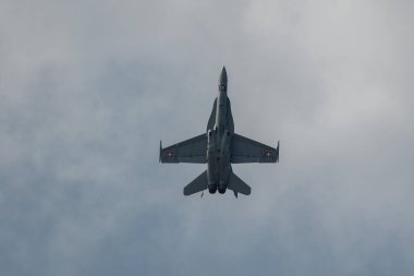 Speck-Fehraltorf, Zürih, İsviçre, 1 Temmuz 2023 McDonnell Douglas F / A-18 İsviçre askeri avcı uçağı küçük bir havaalanı üzerindeki bir hava gösterisi sırasında gösteri yapıyor.