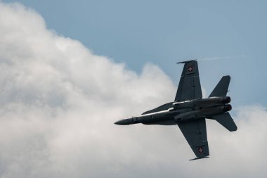 Speck-Fehraltorf, Zürih, İsviçre, 1 Temmuz 2023 McDonnell Douglas F / A-18 İsviçre askeri avcı uçağı küçük bir havaalanı üzerindeki bir hava gösterisi sırasında gösteri yapıyor.