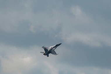 Speck-Fehraltorf, Zürih, İsviçre, 1 Temmuz 2023 McDonnell Douglas F / A-18 İsviçre askeri avcı uçağı küçük bir havaalanı üzerindeki bir hava gösterisi sırasında gösteri yapıyor.