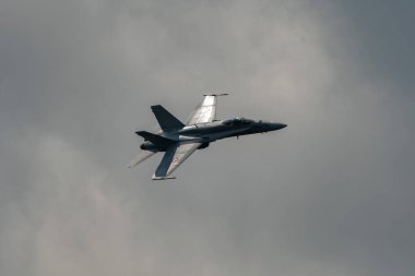 Speck-Fehraltorf, Zürih, İsviçre, 1 Temmuz 2023 McDonnell Douglas F / A-18 İsviçre askeri avcı uçağı küçük bir havaalanı üzerindeki bir hava gösterisi sırasında gösteri yapıyor.