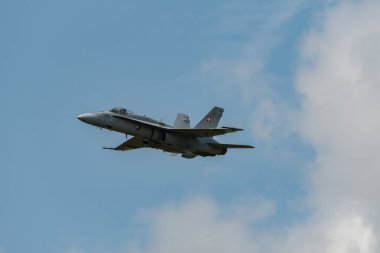 Speck-Fehraltorf, Zürih, İsviçre, 1 Temmuz 2023 McDonnell Douglas F / A-18 İsviçre askeri avcı uçağı küçük bir havaalanı üzerindeki bir hava gösterisi sırasında gösteri yapıyor.