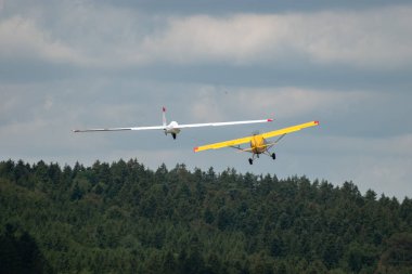 Speck-Fehraltorf, Zürih, İsviçre, 1 Temmuz 2023 HB-KCB Maule MX-7-235 pervaneli uçak bir planör çekiyor.