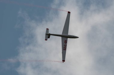 Speck-Fehraltorf, Zürih, İsviçre, 1 Temmuz 2023 Swift S-1 planörü küçük bir havaalanı üzerinde bir hava gösterisi sırasında akrobasi yapıyor.