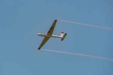 Speck-Fehraltorf, Zürih, İsviçre, 1 Temmuz 2023 Swift S-1 planörü küçük bir havaalanı üzerinde bir hava gösterisi sırasında akrobasi yapıyor.
