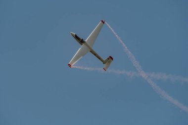 Speck-Fehraltorf, Zürih, İsviçre, 1 Temmuz 2023 Swift S-1 planörü küçük bir havaalanı üzerinde bir hava gösterisi sırasında akrobasi yapıyor.