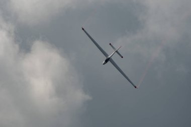 Speck-Fehraltorf, Zürih, İsviçre, 1 Temmuz 2023 Swift S-1 planörü küçük bir havaalanı üzerinde bir hava gösterisi sırasında akrobasi yapıyor.