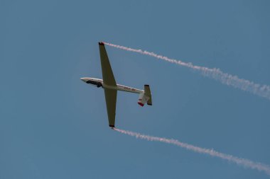 Speck-Fehraltorf, Zürih, İsviçre, 1 Temmuz 2023 Swift S-1 planörü küçük bir havaalanı üzerinde bir hava gösterisi sırasında akrobasi yapıyor.