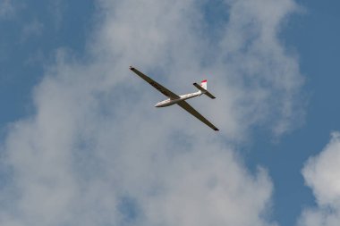 Speck-Fehraltorf, Zürih, İsviçre, 1 Temmuz 2023 Swift S-1 planörü küçük bir havaalanı üzerinde bir hava gösterisi sırasında akrobasi yapıyor.