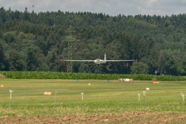 Speck-Fehraltorf, Zürih, İsviçre, 1 Temmuz 2023 Swift S-1 uçağı küçük bir havaalanına iniyor.