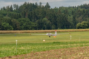 Speck-Fehraltorf, Zürih, İsviçre, 1 Temmuz 2023 Swift S-1 uçağı küçük bir havaalanına iniyor.