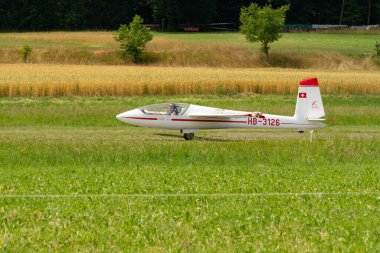 Speck-Fehraltorf, Zürih, İsviçre, 1 Temmuz 2023 Swift S-1 uçağı küçük bir havaalanına iniyor.
