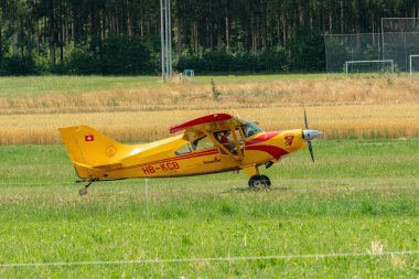 Speck-Fehraltorf, Zürih, İsviçre, 1 Temmuz 2023 HB-KCB Maule MX-7-235 pervaneli uçak küçük bir havaalanına iniyor.