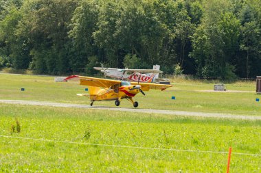 Speck-Fehraltorf, Zürih, İsviçre, 1 Temmuz 2023 HB-KCB Maule MX-7-235 pervaneli uçak küçük bir havaalanına iniyor.