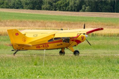 Speck-Fehraltorf, Zürih, İsviçre, 1 Temmuz 2023 HB-KCB Maule MX-7-235 pervaneli uçak küçük bir havaalanına iniyor.