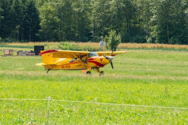 Speck-Fehraltorf, Zürih, İsviçre, 1 Temmuz 2023 HB-KCB Maule MX-7-235 pervaneli uçak küçük bir havaalanına iniyor.