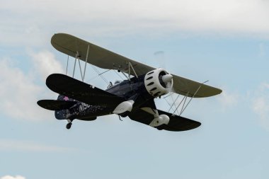 Speck-Fehraltorf, Zürih, İsviçre, 1 Temmuz 2023 N-150EK Waco Typ YMF-5 tarihi akrobatik uçak küçük bir havaalanından kalkıyor.