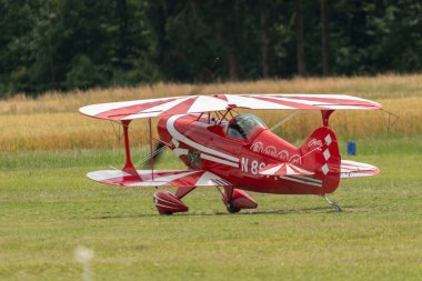 Speck-Fehraltorf, Zürih, İsviçre, 1 Temmuz, 2023 N-8671 Pitts S-1S Özel Akrobatik uçak küçük bir havaalanında