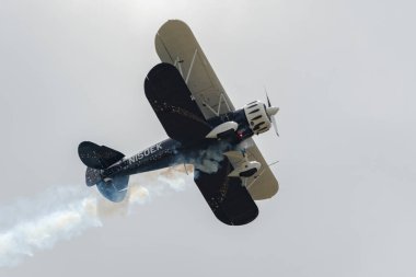 Speck-Fehraltorf, Zürih, İsviçre, 1 Temmuz 2023 N-150EK Waco Typ YMF-5 akrobatik çift katlı uçak bir hava gösterisi sırasında sahneleniyor.