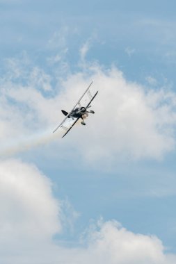 Speck-Fehraltorf, Zürih, İsviçre, 1 Temmuz 2023 N-150EK Waco Typ YMF-5 akrobatik çift katlı uçak bir hava gösterisi sırasında sahneleniyor.