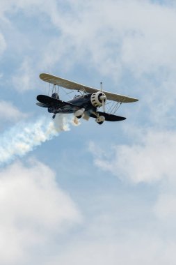 Speck-Fehraltorf, Zürih, İsviçre, 1 Temmuz 2023 N-150EK Waco Typ YMF-5 akrobatik çift katlı uçak bir hava gösterisi sırasında sahneleniyor.