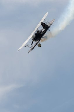 Speck-Fehraltorf, Zürih, İsviçre, 1 Temmuz 2023 N-150EK Waco Typ YMF-5 akrobatik çift katlı uçak bir hava gösterisi sırasında sahneleniyor.