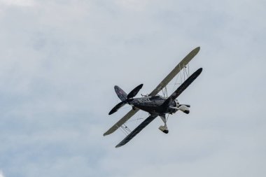 Speck-Fehraltorf, Zürih, İsviçre, 1 Temmuz 2023 N-150EK Waco Typ YMF-5 akrobatik çift katlı uçak bir hava gösterisi sırasında sahneleniyor.