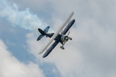 Speck-Fehraltorf, Zürih, İsviçre, 1 Temmuz 2023 N-150EK Waco Typ YMF-5 akrobatik çift katlı uçak bir hava gösterisi sırasında sahneleniyor.