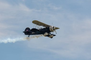 Speck-Fehraltorf, Zürih, İsviçre, 1 Temmuz 2023 N-150EK Waco Typ YMF-5 akrobatik çift katlı uçak bir hava gösterisi sırasında sahneleniyor.