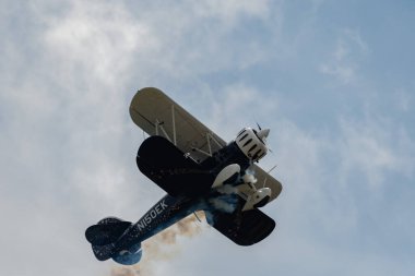 Speck-Fehraltorf, Zürih, İsviçre, 1 Temmuz 2023 N-150EK Waco Typ YMF-5 akrobatik çift katlı uçak bir hava gösterisi sırasında sahneleniyor.