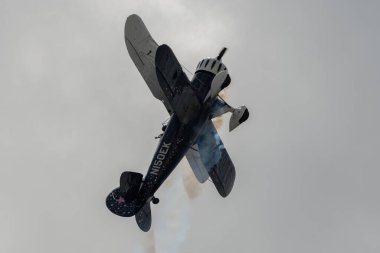 Speck-Fehraltorf, Zürih, İsviçre, 1 Temmuz 2023 N-150EK Waco Typ YMF-5 akrobatik çift katlı uçak bir hava gösterisi sırasında sahneleniyor.