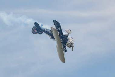 Speck-Fehraltorf, Zürih, İsviçre, 1 Temmuz 2023 N-150EK Waco Typ YMF-5 akrobatik çift katlı uçak bir hava gösterisi sırasında sahneleniyor.