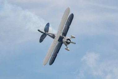 Speck-Fehraltorf, Zürih, İsviçre, 1 Temmuz 2023 N-150EK Waco Typ YMF-5 akrobatik çift katlı uçak bir hava gösterisi sırasında sahneleniyor.