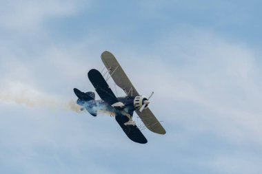 Speck-Fehraltorf, Zürih, İsviçre, 1 Temmuz 2023 N-150EK Waco Typ YMF-5 akrobatik çift katlı uçak bir hava gösterisi sırasında sahneleniyor.