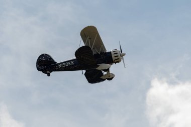 Speck-Fehraltorf, Zürih, İsviçre, 1 Temmuz 2023 N-150EK Waco Typ YMF-5 akrobatik çift katlı uçak bir hava gösterisi sırasında sahneleniyor.