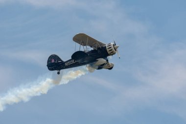 Speck-Fehraltorf, Zürih, İsviçre, 1 Temmuz 2023 N-150EK Waco Typ YMF-5 akrobatik çift katlı uçak bir hava gösterisi sırasında sahneleniyor.