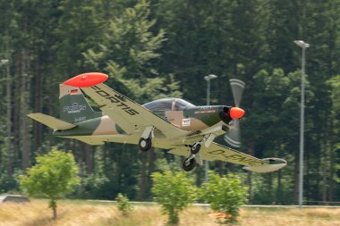 Speck-Fehraltorf, Zürih, İsviçre, 1 Temmuz 2023 Siai Marchetti SF-260 akrobatik uçakları küçük bir havaalanından kalkıyor.