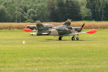 Speck-Fehraltorf, Zürih, İsviçre, 1 Temmuz 2023 Siai Marchetti SF-260 akrobatik uçakları küçük bir havaalanında taksicilik yapıyor.