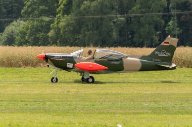 Speck-Fehraltorf, Zürih, İsviçre, 1 Temmuz 2023 Siai Marchetti SF-260 akrobatik uçakları küçük bir havaalanında taksicilik yapıyor.