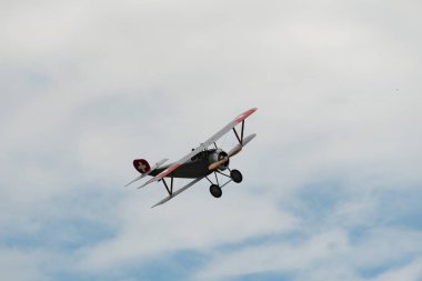 Speck-Fehraltorf, Zürih, İsviçre, 1 Temmuz, 2023 HB-RNA Nieuport 23-C1 tarihi çift katlı hava aracı