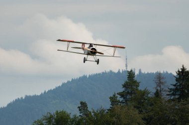 Speck-Fehraltorf, Zürih, İsviçre, 1 Temmuz, 2023 HB-RNA Nieuport 23-C1 tarihi çift katlı uçak küçük bir havaalanında