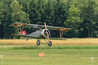Speck-Fehraltorf, Zürih, İsviçre, 1 Temmuz, 2023 HB-RNA Nieuport 23-C1 tarihi çift katlı uçak küçük bir havaalanında