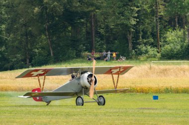 Speck-Fehraltorf, Zürih, İsviçre, 1 Temmuz, 2023 HB-RNA Nieuport 23-C1 tarihi çift katlı uçak küçük bir havaalanında