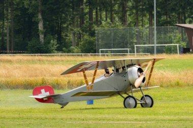 Speck-Fehraltorf, Zürih, İsviçre, 1 Temmuz, 2023 HB-RNA Nieuport 23-C1 tarihi çift katlı uçak küçük bir havaalanında