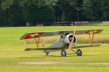 Speck-Fehraltorf, Zürih, İsviçre, 1 Temmuz, 2023 HB-RNA Nieuport 23-C1 tarihi çift katlı uçak küçük bir havaalanında